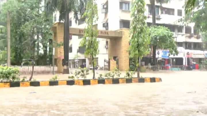 Andheri Veera Desai Road | मुसळधार पावसाने अंधेरी ठप्प! वीरा देसाई रोडने घेतले नदीचे रूप, दुकानदारांचे मोठे नुकसान Andheri Veera Desai Road | मुसळधार पावसाने अंधेरी ठप्प! वीरा देसाई रोडने घेतले नदीचे रूप, दुकानदारांचे मोठे नुकसान