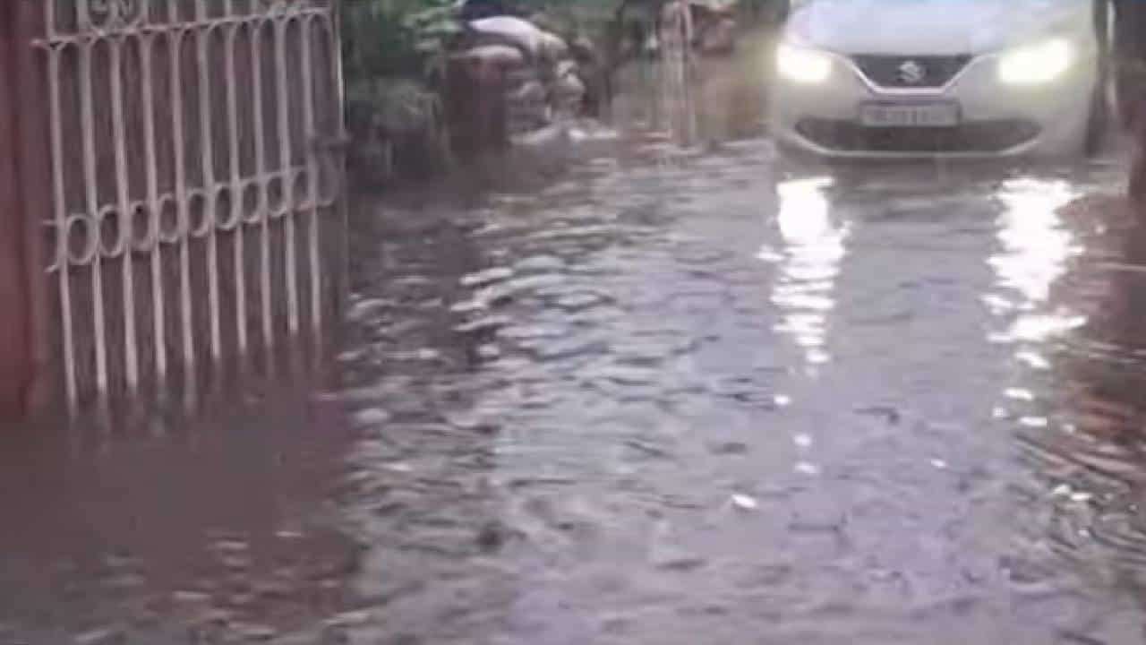 Viral Video | मुंबईत पावसाचा कहर! बिग बी अमिताभ बच्चन यांच्या जनक बंगल्याबाहेर पाणीच पाणी