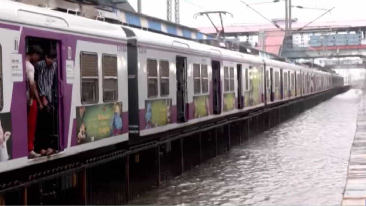 Nalasopara Rain Updates | मुंबईकरांचे हाल! नालासोपाऱ्यात ट्रॅकवर पाणी, 20 मिनिटे उशिराने धावल्या लोकल