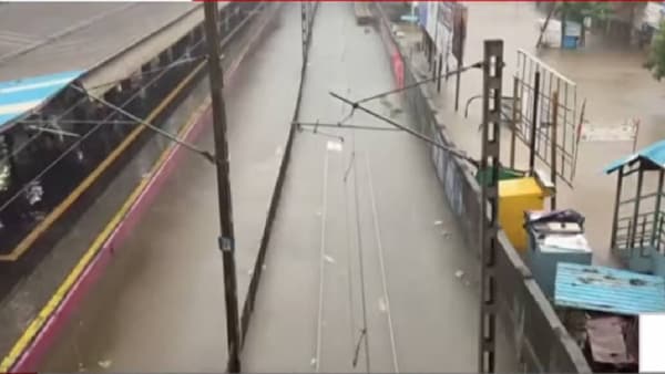 Nalasopara Track Water Logging | नालासोपारा जलमय! रेल्वे ट्रॅक पाण्याखाली; हजारो प्रवाशांचे हाल
