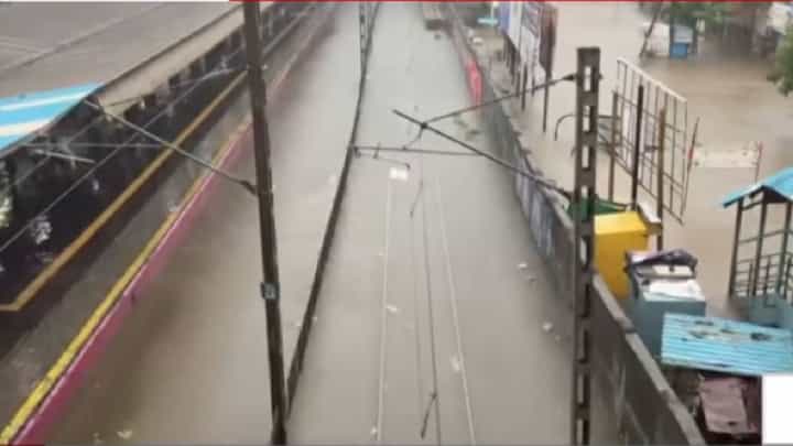 Nalasopara Track Water Logging | नालासोपारा जलमय! रेल्वे ट्रॅक पाण्याखाली; हजारो प्रवाशांचे हाल Nalasopara Track Water Logging | नालासोपारा जलमय! रेल्वे ट्रॅक पाण्याखाली; हजारो प्रवाशांचे हाल