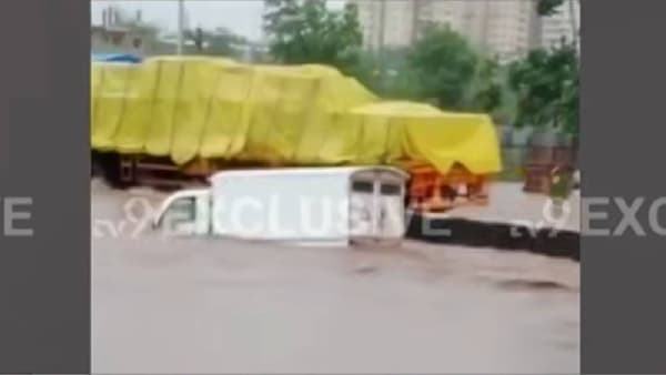 Vadgaon | जोरदार पावसात टेम्पो वाहून गेला! मावळमध्ये थरारक घटना, बचावकार्य युद्धपातळीवर सुरू