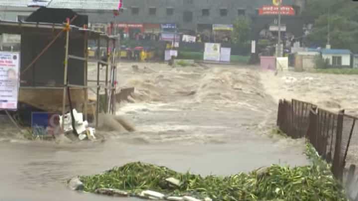 दोन दिवसांवर पालखी... अन् इंद्रायणीने ओलांडली धोक्याची पातळी; चारही पूल पाण्याखाली दोन दिवसांवर पालखी... अन् इंद्रायणीने ओलांडली धोक्याची पातळी; चारही पूल पाण्याखाली