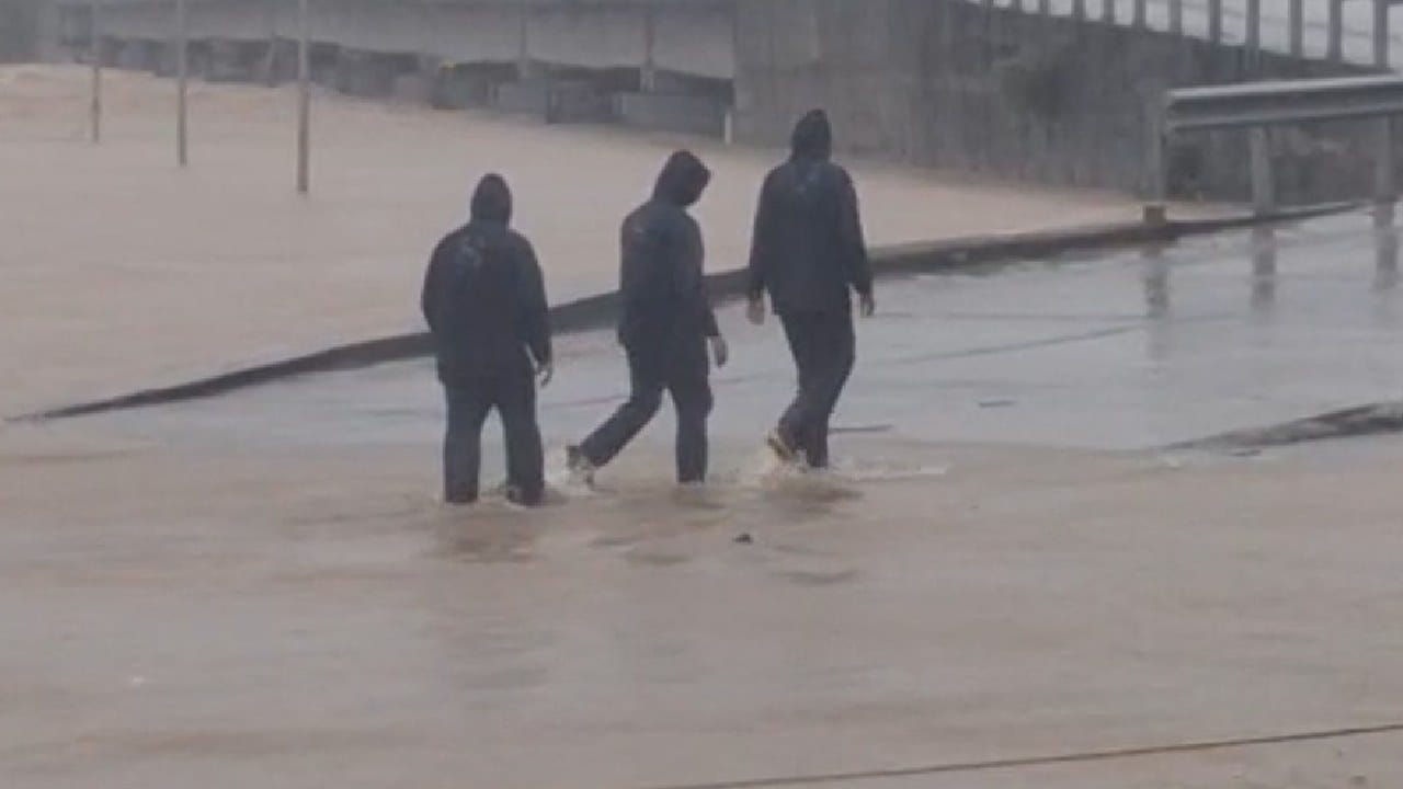 एकीकडे उल्हास नदीला पूर तर दुसरीकडे कल्याणमध्ये पाणी बंदी ! बदलापूर,टिटवाळा-अंबरनाथ येथे पूराचा धोका.. एकीकडे उल्हास नदीला पूर तर दुसरीकडे कल्याणमध्ये पाणी बंदी ! बदलापूर,टिटवाळा-अंबरनाथ येथे पूराचा धोका..