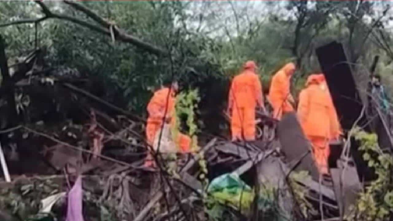 Ratnagiri | खेडमध्ये भीषण दरड दुर्घटना! NDRFची अडकलेल्या जीवांसाठी शर्थ; दोघांच्या मृत्यूची भीती, नेमकं काय घडलं?