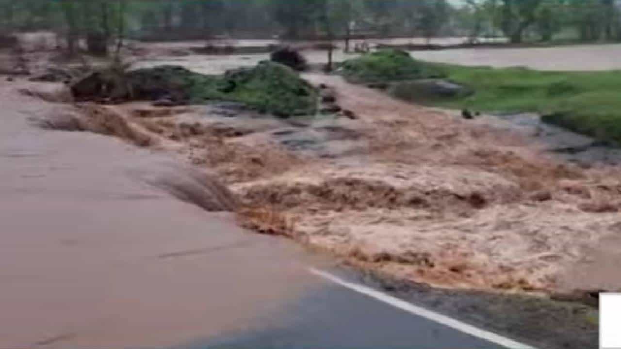 Karjat Rain Update | बंधारा फुटला अन् नदीला पूर! नदीकाठच्या गावांना तातडीचा सतर्कतेचा इशारा