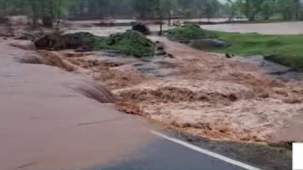 Karjat Rain Update | बंधारा फुटला अन् नदीला पूर! नदीकाठच्या गावांना तातडीचा सतर्कतेचा इशारा
