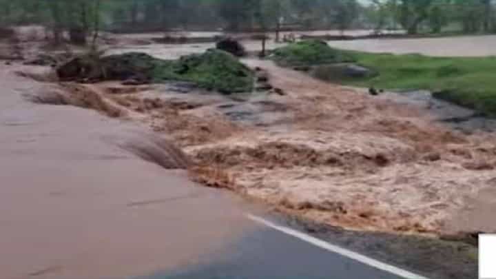 Karjat Rain Update | बंधारा फुटला अन् नदीला पूर! नदीकाठच्या गावांना तातडीचा सतर्कतेचा इशारा Karjat Rain Update | बंधारा फुटला अन् नदीला पूर! नदीकाठच्या गावांना तातडीचा सतर्कतेचा इशारा
