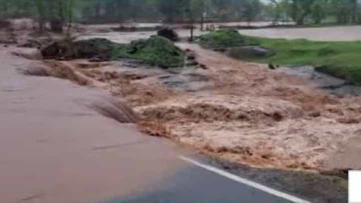 Karjat Rain Update | बंधारा फुटला अन् नदीला पूर! नदीकाठच्या गावांना तातडीचा सतर्कतेचा इशारा Karjat Rain Update | बंधारा फुटला अन् नदीला पूर! नदीकाठच्या गावांना तातडीचा सतर्कतेचा इशारा