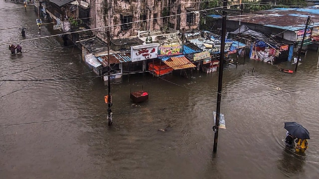 नालासोपारा : घरात पाणी शिरले, वीज गायब, गर्भवतीला ट्रॅक्टरवरुन रुग्णालयात नेले... नालासोपारा : घरात पाणी शिरले, वीज गायब, गर्भवतीला ट्रॅक्टरवरुन रुग्णालयात नेले...