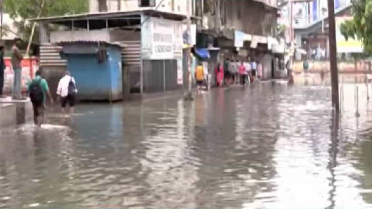 5 दिवसांनंतर विरार लोकल धावली… पण स्टेशन गाठण्यासाठी अजूनही पाण्यातूनच प्रवास!
