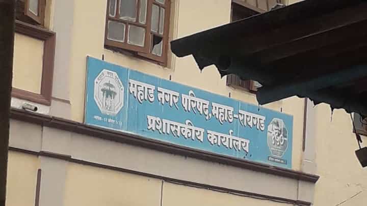 Raigad | पाणीपुरवठ्याच्या वादाचं हिंसक रूप!; भाजप नगरसेवकाकडून मुख्याधिकाऱ्यालाच मारहाण Raigad | पाणीपुरवठ्याच्या वादाचं हिंसक रूप!; भाजप नगरसेवकाकडून मुख्याधिकाऱ्यालाच मारहाण