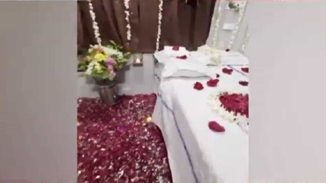 ऐकावं ते नवलंच! रेल्वेचा AC कोच बनला हनिमून सूट; व्हिडिओ व्हायरल