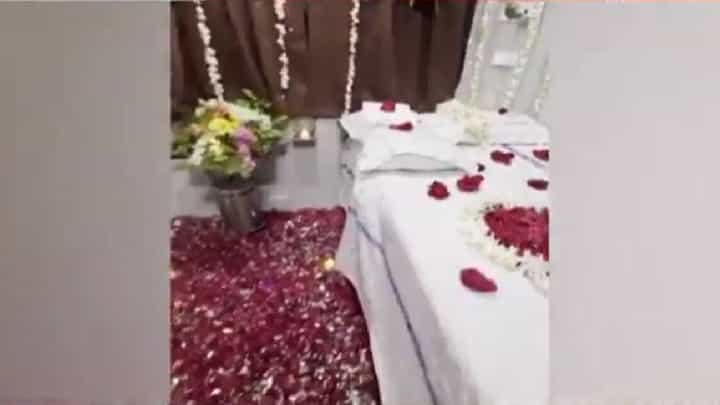 ऐकावं ते नवलंच! रेल्वेचा AC कोच बनला हनिमून सूट; व्हिडिओ व्हायरल ऐकावं ते नवलंच! रेल्वेचा AC कोच बनला हनिमून सूट; व्हिडिओ व्हायरल