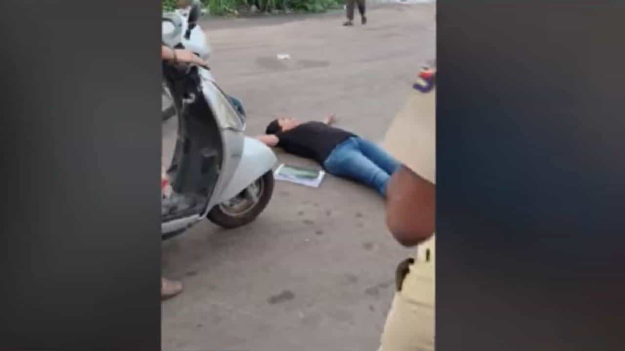 Alandi | पालखी मार्गावर महिलेचा हायव्होल्टेज राडा! आधी रस्त्यावर झोपली, मग थेट बॅरिकेड तोडून गाडी घातली