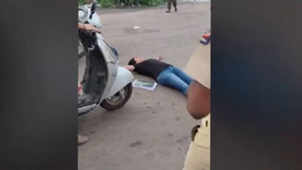 Alandi | पालखी मार्गावर महिलेचा हायव्होल्टेज राडा! आधी रस्त्यावर झोपली, मग थेट बॅरिकेड तोडून गाडी घातली
