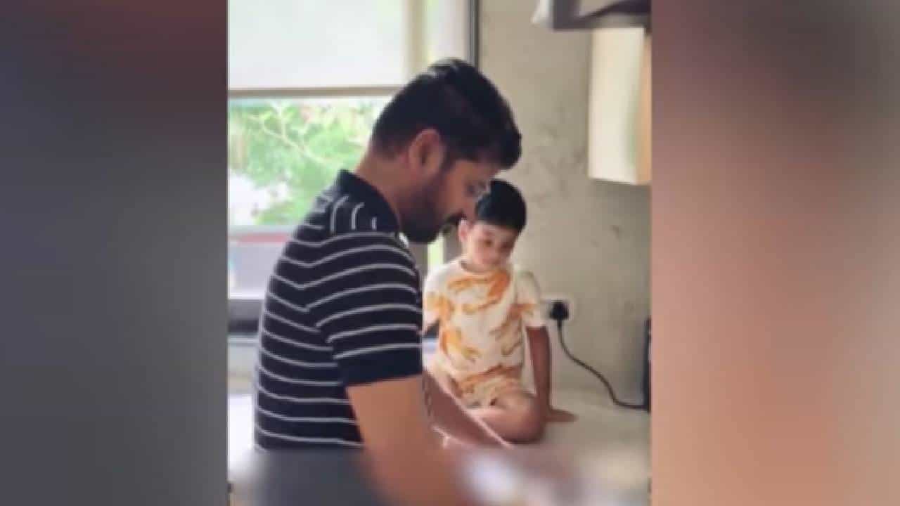 नातवासाठी कायपण… मुख्यमंत्र्यांनी स्वयंपाकघरात थेट पुऱ्या तळल्या, व्हिडिओवर नेटकरी फिदा