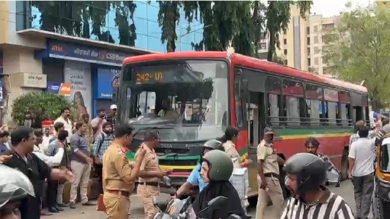 अंधेरीत भरधाव बेस्टची अनेक वाहनांना धडक, जवळपास १४ गाड्या एकमेकांवर आदळल्या.. अंधेरीत भरधाव बेस्टची अनेक वाहनांना धडक, जवळपास १४ गाड्या एकमेकांवर आदळल्या..