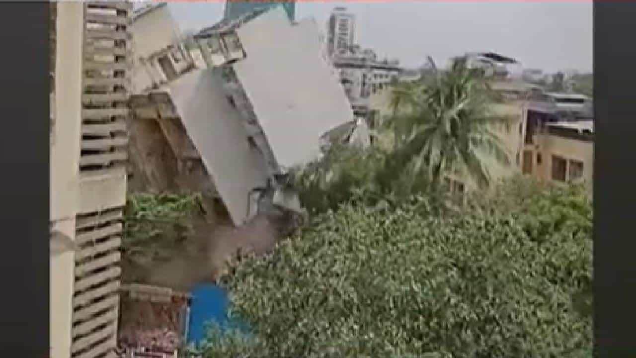 Kalyan Collapsed Building | री-डेव्हलपमेंटचा बेफिकीर खेळ! भर रस्त्यात कोसळली इमारत; खिडकीतून उडी मारून…