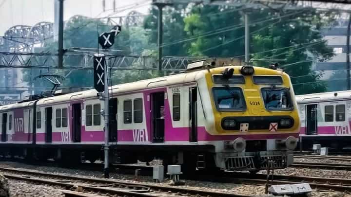 Asangaon to Vasind | मध्य रेल्वेचा खोळंबा! मालगाडीच्या इंजिनमध्ये बिघाड; लोकलसह एक्स्प्रेस गाड्या अर्धा तास रांगेत Asangaon to Vasind | मध्य रेल्वेचा खोळंबा! मालगाडीच्या इंजिनमध्ये बिघाड; लोकलसह एक्स्प्रेस गाड्या अर्धा तास रांगेत