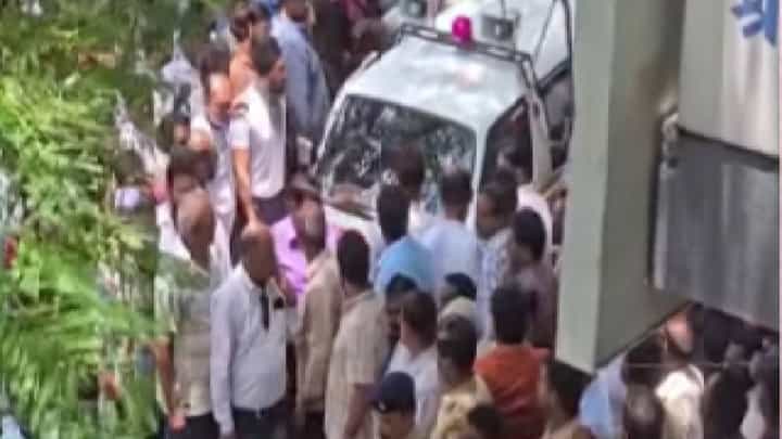 Shrirampur Crime Case | आधी मकोका, मगच अंत्यसंस्कार! युवकाच्या मृत्यूनंतर श्रीरामपूरमध्ये मृतदेहासह पोलिस ठाण्यात ठिय्या आंदोलन Shrirampur Crime Case | आधी मकोका, मगच अंत्यसंस्कार! युवकाच्या मृत्यूनंतर श्रीरामपूरमध्ये मृतदेहासह पोलिस ठाण्यात ठिय्या आंदोलन