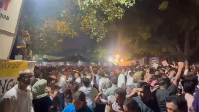 दिल्लीच्या जंतर-मंतरवर रात्रीचे निदर्शक जमू लागले, चादर आणि बिछानासोबत घेऊन लोक हजर...