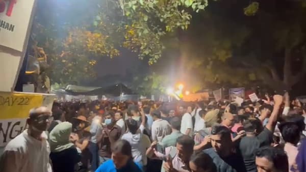 दिल्लीच्या जंतर-मंतरवर रात्रीचे निदर्शक जमू लागले, चादर आणि बिछानासोबत घेऊन लोक हजर...