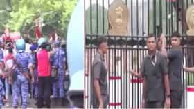 संसदेला घेराव! आंदोलक संसद गेटपर्यंत पोहोचले; मुख्य प्रवेशद्वार...-1715478