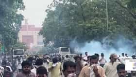 आंदोलकांवर पोलिसांनी अश्रुधुराच्या नळकांड्या फोडल्या, नेमकं घडतंय काय?-1715516