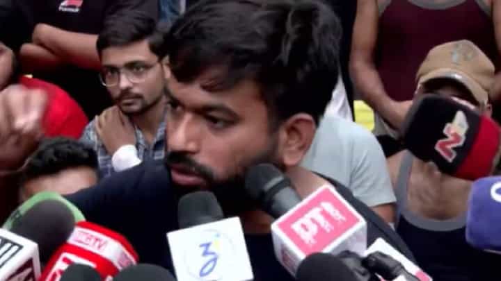 Abhijit Dipke | 12 वर्षांच्या मुलींचं डोकं फोडलं, कपडे फाडले... दिल्ली पोलिसांवर अभिजित दीपकेंचे गंभीर आरोप Abhijit Dipke | 12 वर्षांच्या मुलींचं डोकं फोडलं, कपडे फाडले... दिल्ली पोलिसांवर अभिजित दीपकेंचे गंभीर आरोप