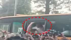 अखिलेश यादव पोलिसांच्या ताब्यात, राहुल गांधींनाही पोलिसांनी घेरले....