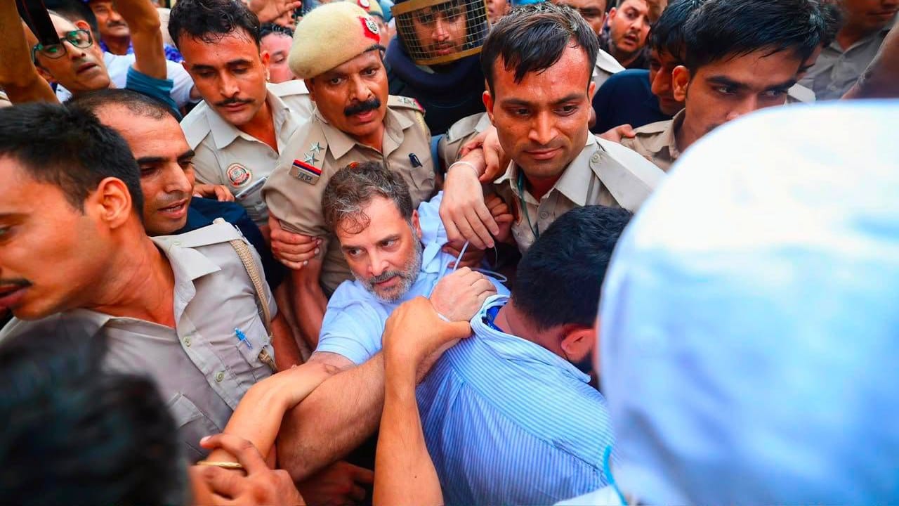 राहुल गांधी आणि अखिलेश यांना पोलिसांनी ताब्यात घेतले... ठिय्या आंदोलनाविरोधात पोलिस एक्शन मोडवर राहुल गांधी आणि अखिलेश यांना पोलिसांनी ताब्यात घेतले... ठिय्या आंदोलनाविरोधात पोलिस एक्शन मोडवर
