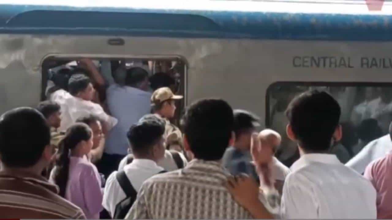 Kalyan | कल्याण-सीएसएमटी एसी लोकलमध्ये बिघाड; दरवाजे बंद पडल्याने प्रवाशांची एकाच गेटवर झुंबड