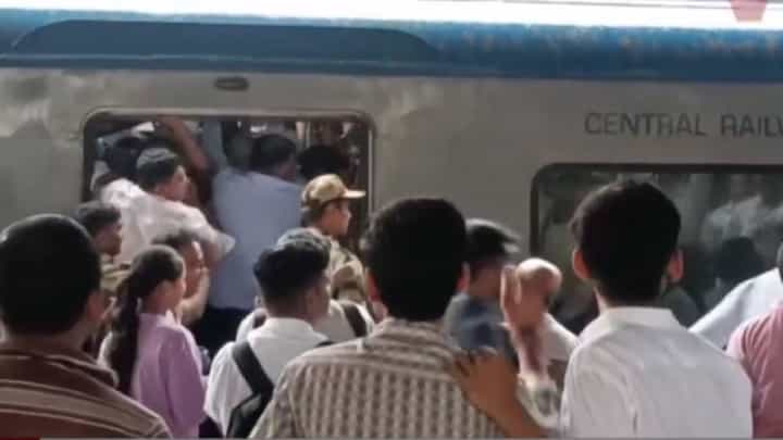 Kalyan | कल्याण-सीएसएमटी एसी लोकलमध्ये बिघाड; दरवाजे बंद पडल्याने प्रवाशांची एकाच गेटवर झुंबड Kalyan | कल्याण-सीएसएमटी एसी लोकलमध्ये बिघाड; दरवाजे बंद पडल्याने प्रवाशांची एकाच गेटवर झुंबड