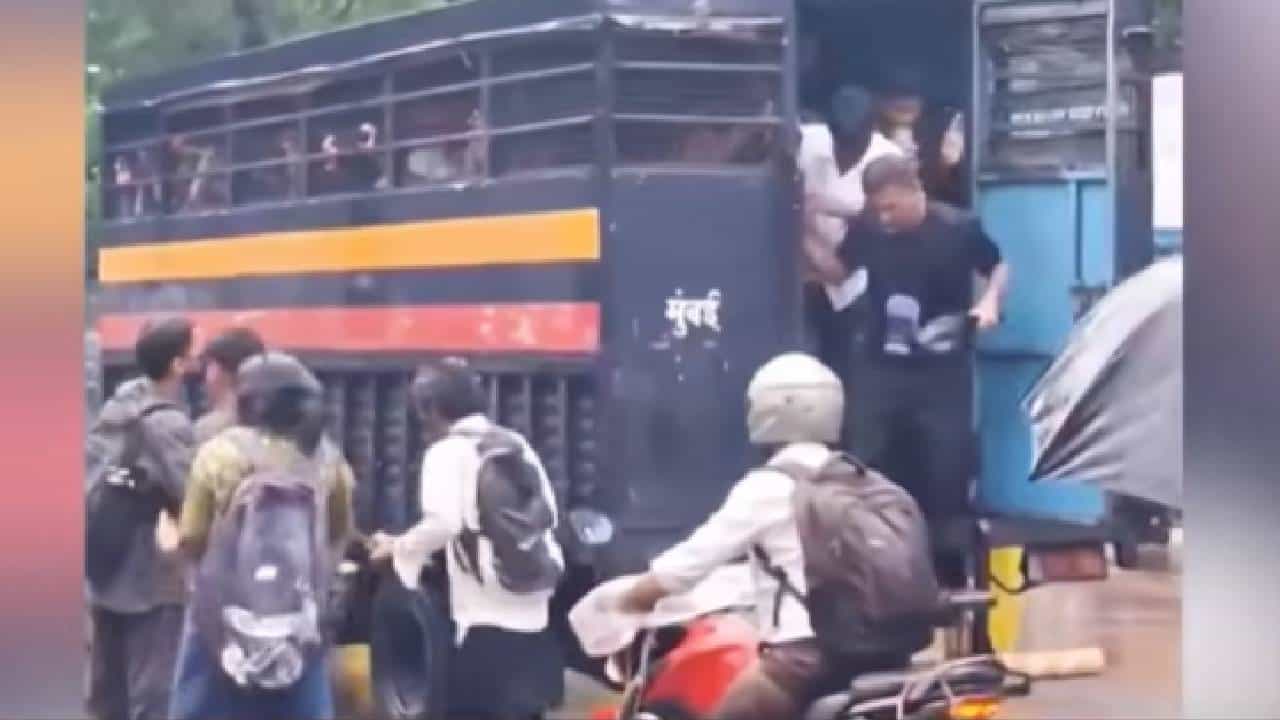 Viral Video | व्हिडीओ पाहा, पोट धरून हसाल; मुंबई पोलिसांच्या तावडीतून कॉक्रोच पळाले