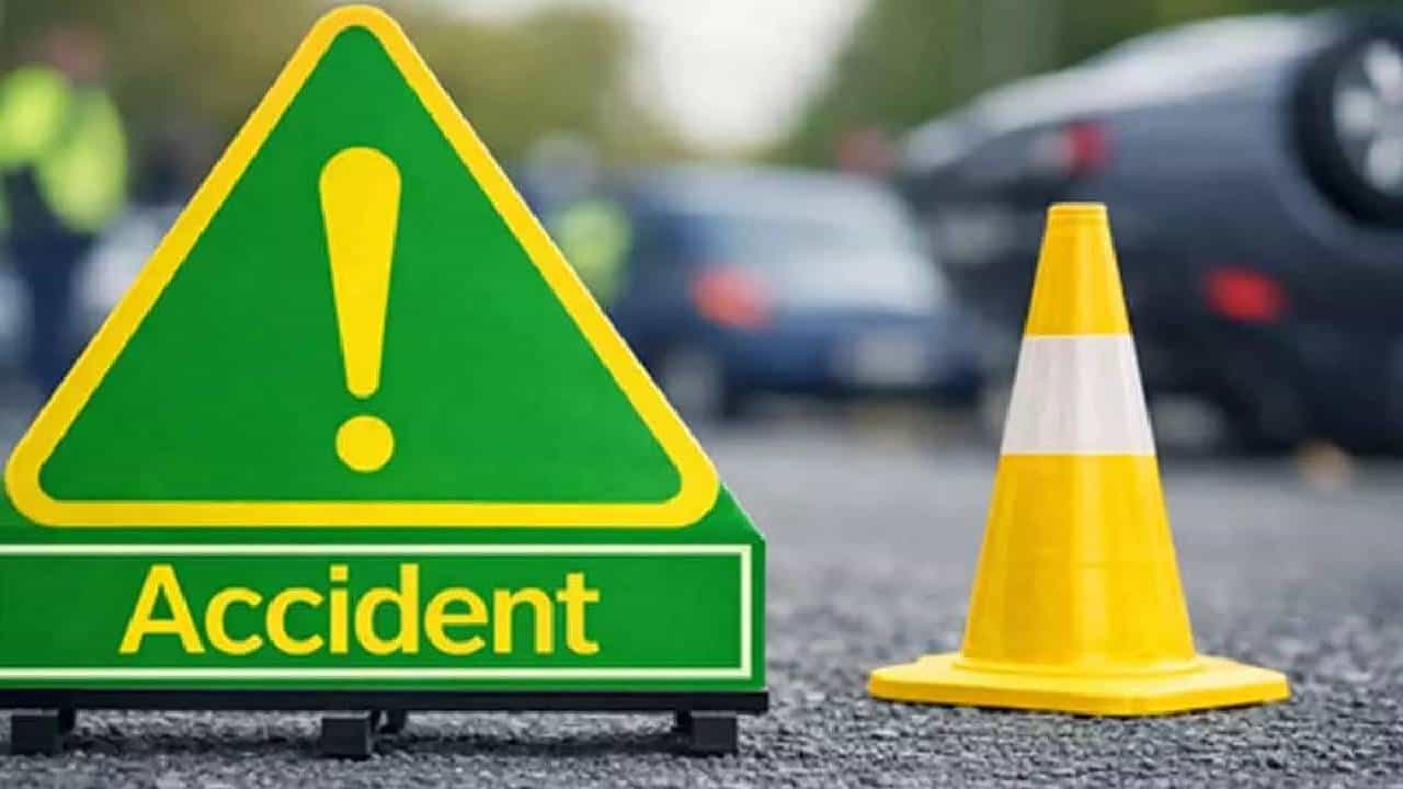 Phaltan Car Accident | साताऱ्यात भीषण अपघात! भरधाव कार नाल्यात उलटली; तिघांचा जागीच मृत्यू