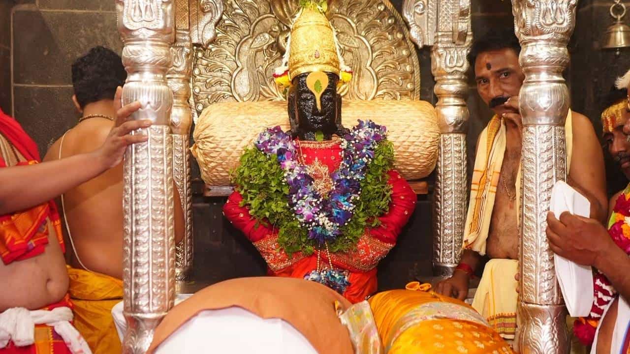 जय हरी विठ्ठल! यंदा विठ्ठलाच्या महापूजेचा मान कोणाला मिळाला पाहण्यासाठी हा संपूर्ण Video पहाच