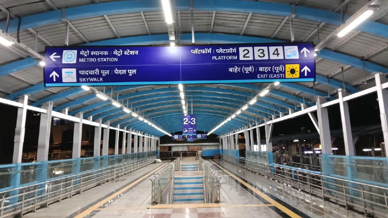 मेट्रो स्टेशन इमारतीत जाण्यासाठी ६.१० मीटर रुंदीच्या पायऱ्या या नव्या एलिवेटेड डेकला देण्यात आल्या आहेत. त्यामुळे मध्य रेल्वेच्या प्रवाशांना थेट मुंबई मेट्रो वनकडे जाताना सोपा मार्ग उपलब्ध होणार आहे.