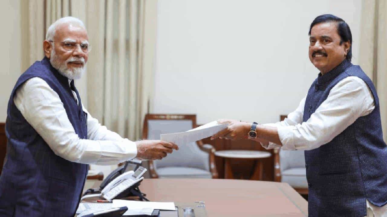 दिल्लीत मोठ्या राजकीय हालचाली! सुनील तटकरे यांनी घेतली पंतप्रधान मोदींची भेट; पवारांची राष्ट्रवादी NDA मध्ये येणार?