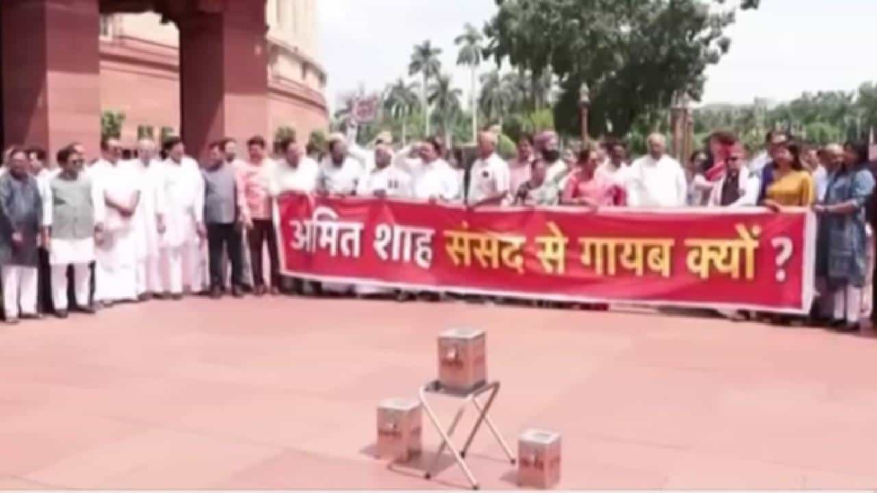 Sansad Bhavan Park | अमित शाह संसदेत का नाही?; प्रियांका गांधी, खर्गेंसह विरोधकांचा संसद भवनाबाहेर आंदोलन