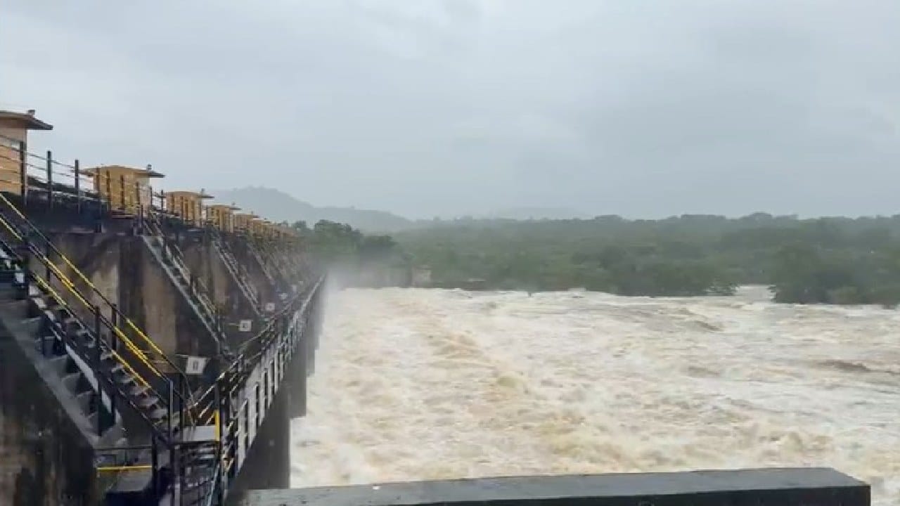 खडकवासला धरण साखळी क्षेत्रात पावसाचा जोर सुरूच असून दुपारी एक वाजता खडकवासला धरणातून २७ हजार क्यूसेक वेगाने होणार पाण्याचा विसर्ग केला आहे. सध्या २२ हजार वेगाने पाणी सोडल जात आहे. पुणेकरांना पाणी पुरवणारे  खडकवासला धरण १०० टक्के भरले आहे. या धरणातून १६ हजार क्यूसेक वेगाने पाण्याचा विसर्ग सुरु आहे. धरण क्षेत्रात पाऊस असल्याने पाण्याचा विसर्ग वाढवला आहे. १६ हजार २४७ वेगाने सध्या विसर्ग सुरू आहे. 