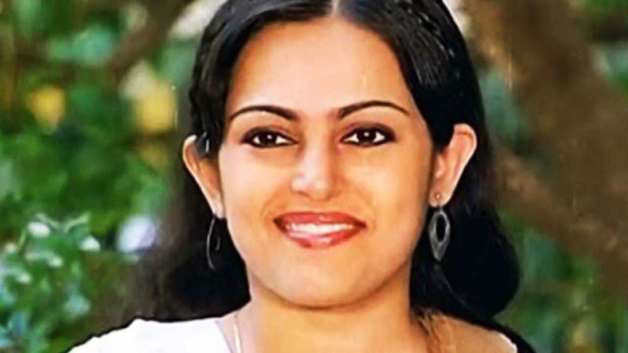 पण काळ बदलला आणि हळूहळू चित्रपटांच्या ऑफर्स कमी होत गेल्या. एक काळ असा आला जेव्हा तिच्याकडे कामच राहिले नाही आणि पैशाची कमतरता भासू लागली. मात्र फिल्मी जगातील झगमगाटाची सवय लागल्याने आणि जमा केलेली पूंजीही संपल्याने, काही लोकांनी तिला वेश्यावृत्तीचा मार्ग सुचवला. पैशाच्या गरजेपोटी तिने हा मार्ग स्वीकारला आणि हळूहळू ती त्या जगात अडकत गेली. या काळात तिचा फिल्म इंडस्ट्री आणि कुटुंबाशी संपर्क जवळजवळ संपला. तिच्या वडिलांच्या म्हणण्यानुसार, चित्रपटात आल्यानंतरही त्यांनी कुटुंबापासून अंतर ठेवले होते आणि नंतर संबंध पूर्णपणे तुटले.