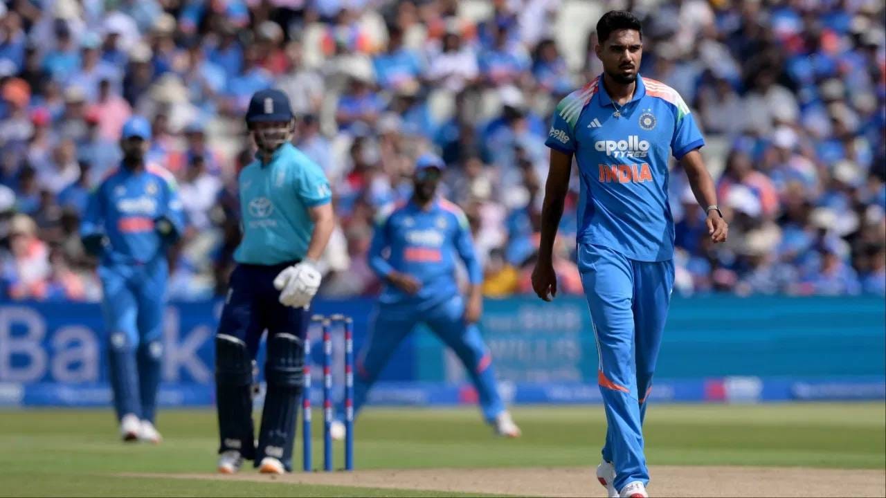 वनडे फॉर्मेटमध्ये तीन खेळाडूंचं पदार्पण झालं. यात हर्ष दुबे, गुरनूर ब्रार आणि प्रिन्स यादव यांचा समावेश आहे. या तिन्ही खेळाडूंनी अफगाणिस्तानविरुद्धच्या वनडे मालिकेत पदार्पण केलं. हर्ष आणि गुरनूर ब्रार यांनी धर्मशाळेत वनडे पदार्पण केलं होतं. तर प्रिन्स यादवने लखनौमध्ये खेळलेल्या दुसऱ्या वनडे सामन्यात पदार्पण केलं. (Photo: PTI)