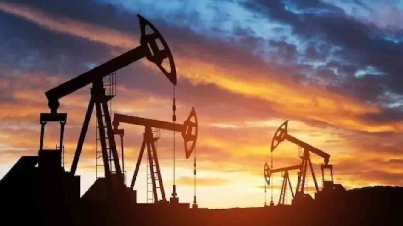 Russia Oil : युक्रेनने दिलं मोठं सरप्राइज, रशियावर आली भारताकडे तेल मागण्याची वेळ पण आपल्याकडे.. Russia Oil : युक्रेनने दिलं मोठं सरप्राइज, रशियावर आली भारताकडे तेल मागण्याची वेळ पण आपल्याकडे..