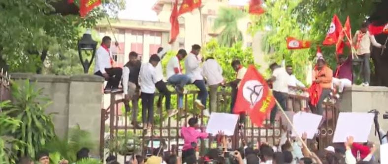 कचरा टेंडरवरून पुण्यात एकनाथ शिंदे यांची शिवसेना आक्रमक; पालिकेच्या मुख्य गेटवर चढून जोरदार निदर्शने!