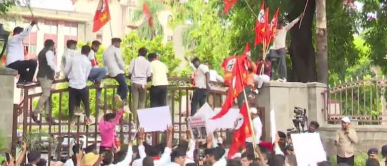 शिवसेना शहरप्रमुख नाना भानगिरी यांच्या नेतृत्त्वात हे हे आंदोलन पुकारण्यात आले आहे. या आंदोलनादरम्यान कार्यकर्त्यांच्या हातात शिवसेना पक्षाचे झेंडे होते. तसेच काही कार्यकर्त्यांच्या हातात बॅनर्स आणि पोस्टरही होते.