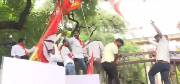 यावेळी पुणे पालिकेच्या काराभाराविरोधात जोरदार घोषणाबाजी करण्यात आली. पालिका परिसराच्या आतदेखील मनसेचे आंदोलन सुरू आहे. आंदोलक कचरा थेट पालिकेच्या आवारात फेकत आहेत.