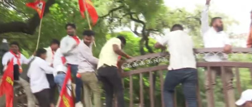 कचरा व्यवस्थापन विभागाकडून कचरा व्यवस्थापनासाठी एक टेंडर काढण्यात आले आहे. हे टेंडर इमिग्रीन कंपनीला दिले जात आहे. यालाच विरोध म्हणून शिवसेनेने हे आंदोलन पुकारले आहे. पालिकेच्या आवारात मोठ्या संख्येने शिवसैनिक जमा झाले होते.