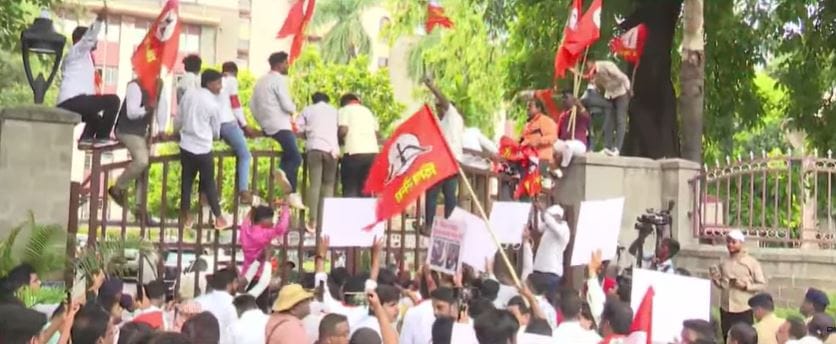 कचरा व्यवस्थापनाच्या टेंडरवरून सर्वपक्षीय नेत्यांनी नाराजी व्यक्त केली होती. हे टेंडर तत्काळ रद्द करण्यात यावे, अशी मागणी केली जात होती. परंतु याबाबत कोणताही निर्णय न ग घेतल्याने शिवसेनेचे नेते, पदाधिकारी आक्रमक झाले.