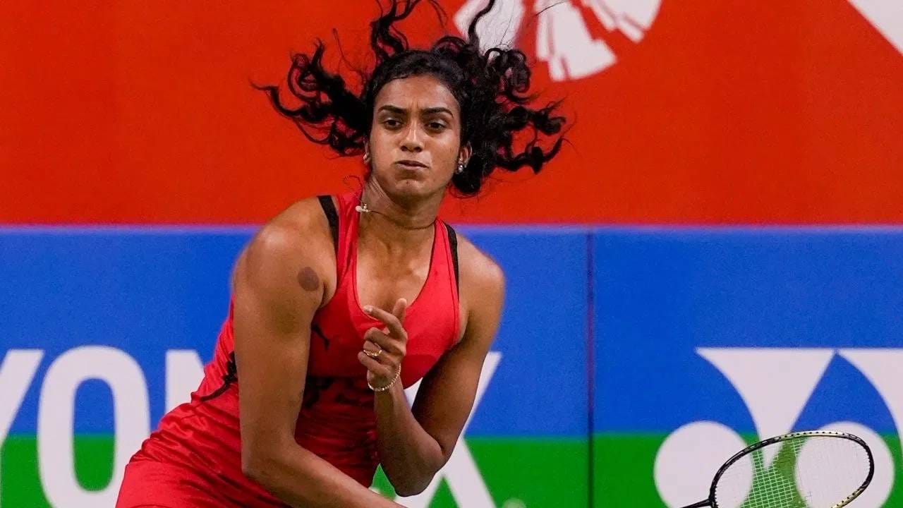 पीव्ही सिंधुने दोन वेळा ऑलिम्पिक पदक पटकावलं असून जापान ओपनमधील उपांत्य फेरी खास असणार आहे. कारण 998 दिवसानंतर बीडब्ल्यूएफ 750 सुपर सीरीजच्या उपांत्य फेरीत पोहोचली आहे. (Photo: PTI)